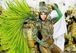Fotomontaje en el rostro de una bailarina de samba de brasil