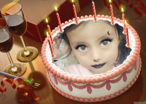 Fotomontaje de cumpleaños en una torta